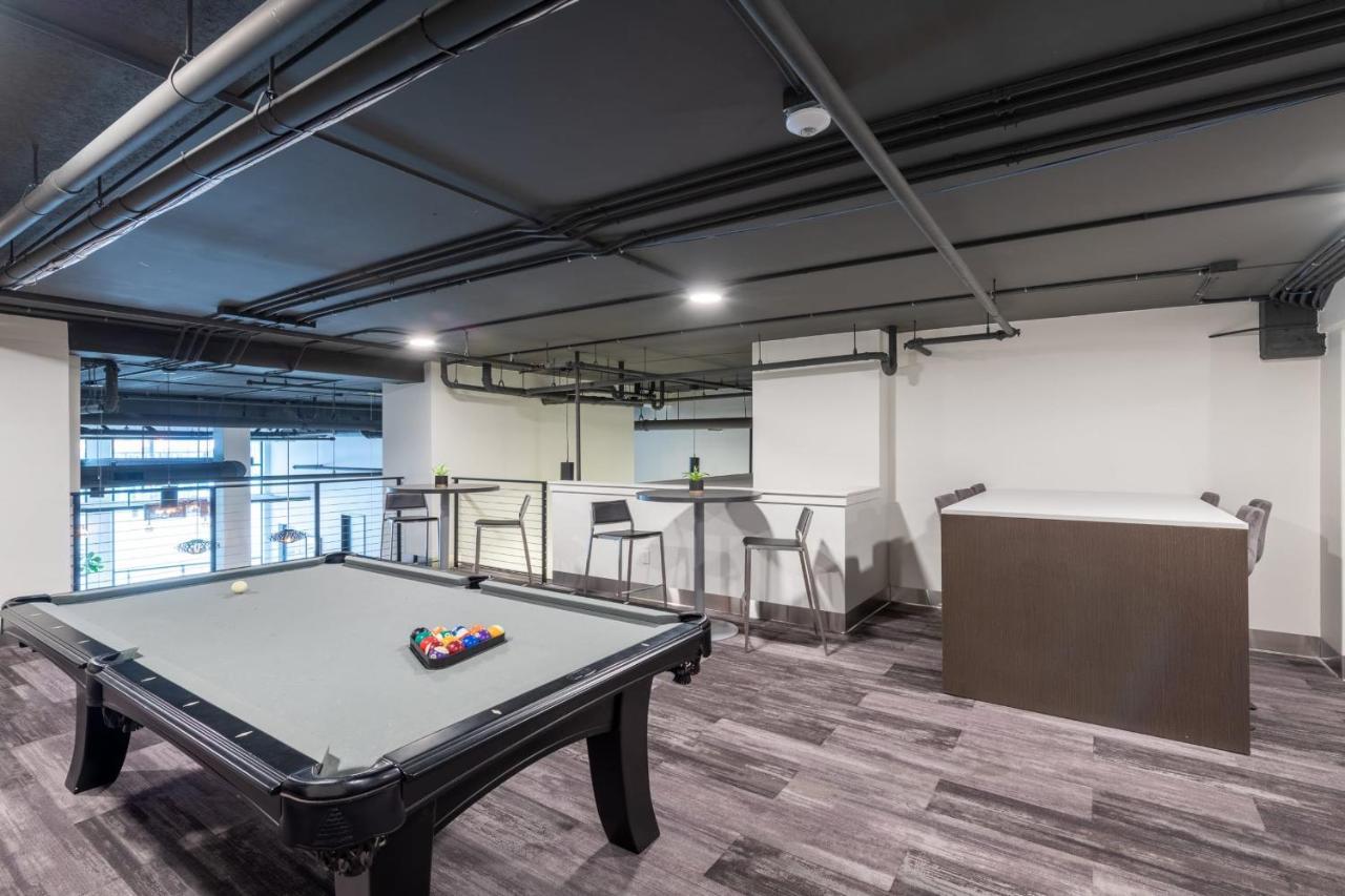 Modern 1Br Apt With Skywalk To Fiserv, Rooftop, And Parking Milwaukee Exterior photo