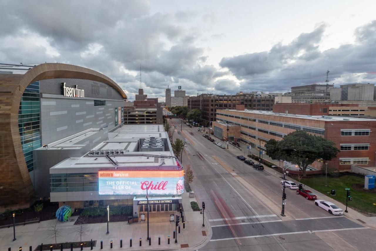 Modern 1Br Apt With Skywalk To Fiserv, Rooftop, And Parking Milwaukee Exterior photo