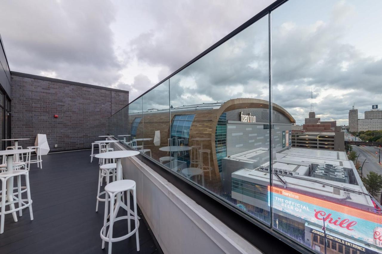 Modern 1Br Apt With Skywalk To Fiserv, Rooftop, And Parking Milwaukee Exterior photo