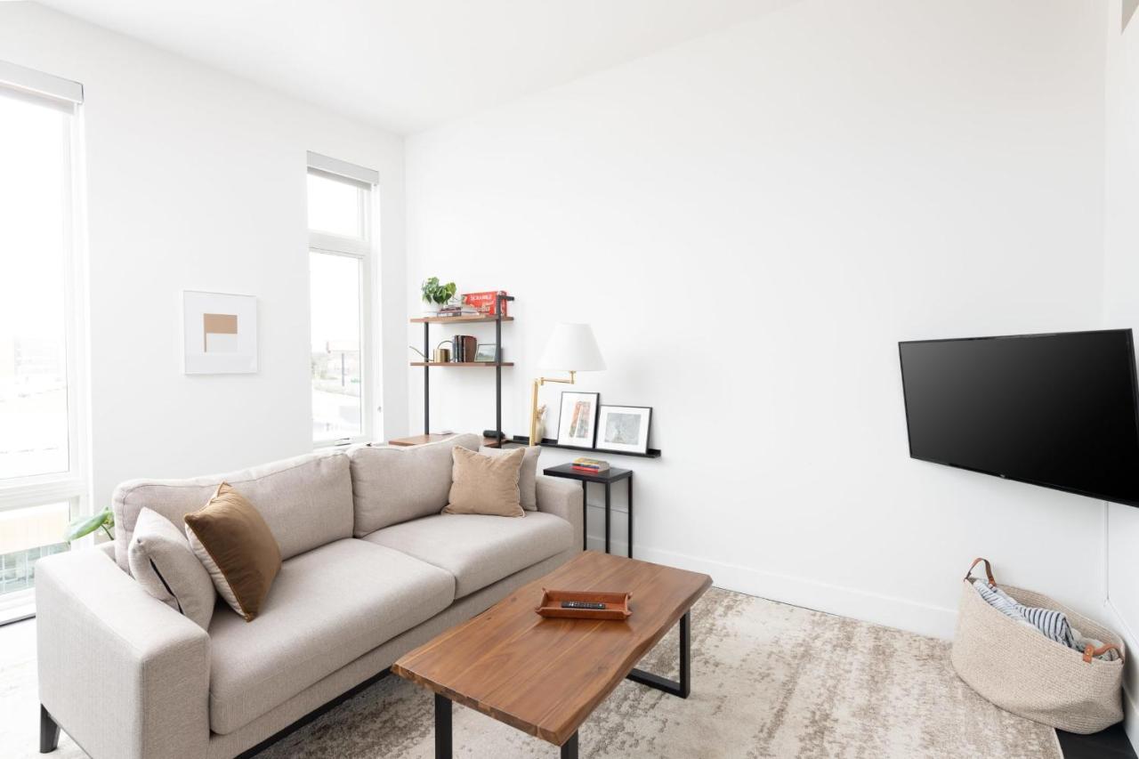 Modern 1Br Apt With Skywalk To Fiserv, Rooftop, And Parking Milwaukee Exterior photo