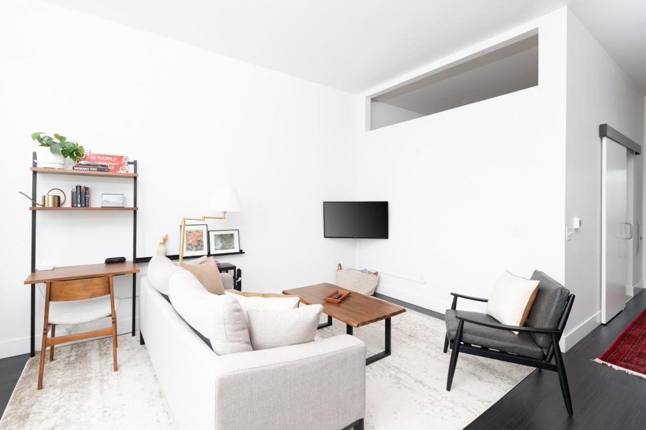Modern 1Br Apt With Skywalk To Fiserv, Rooftop, And Parking Milwaukee Exterior photo